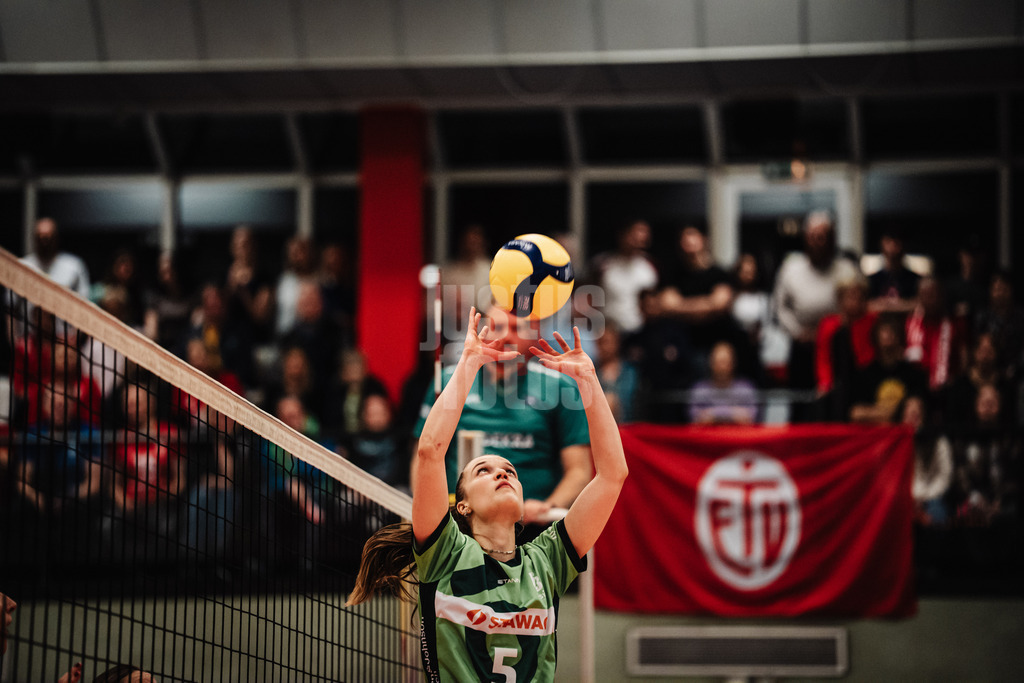 Volleyball | Frauen | Saison 2025/2026 | Volleyball Bundesliga | ETV Hamburger Volksbank Volleys vs. Ladies in Black Aachen | 29.10.2025 | Zuspiel von Corina Glaab (#5, Ladies in Black Aachen)