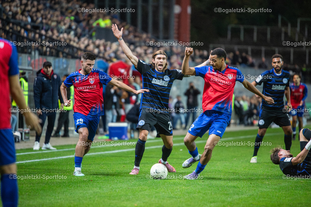 Bitter empört | 15.10.2025, Fußball, Niederrheinpokal, 3.Runde, KFC Uerdingen - MSV Duisburg: Joshua Bitter (MSV Duisburg #29) reagiert lautstark auf ein Foulspiel an Christian Viet (halb im Bild). Daneben die Gegenspieler Noah Tomson (KFC Uerdingen #22, Rechts) und Mohamed Yassin Benslaiman Benktib (KFC Uerdingen #29) - Realisiert mit Pictrs.com