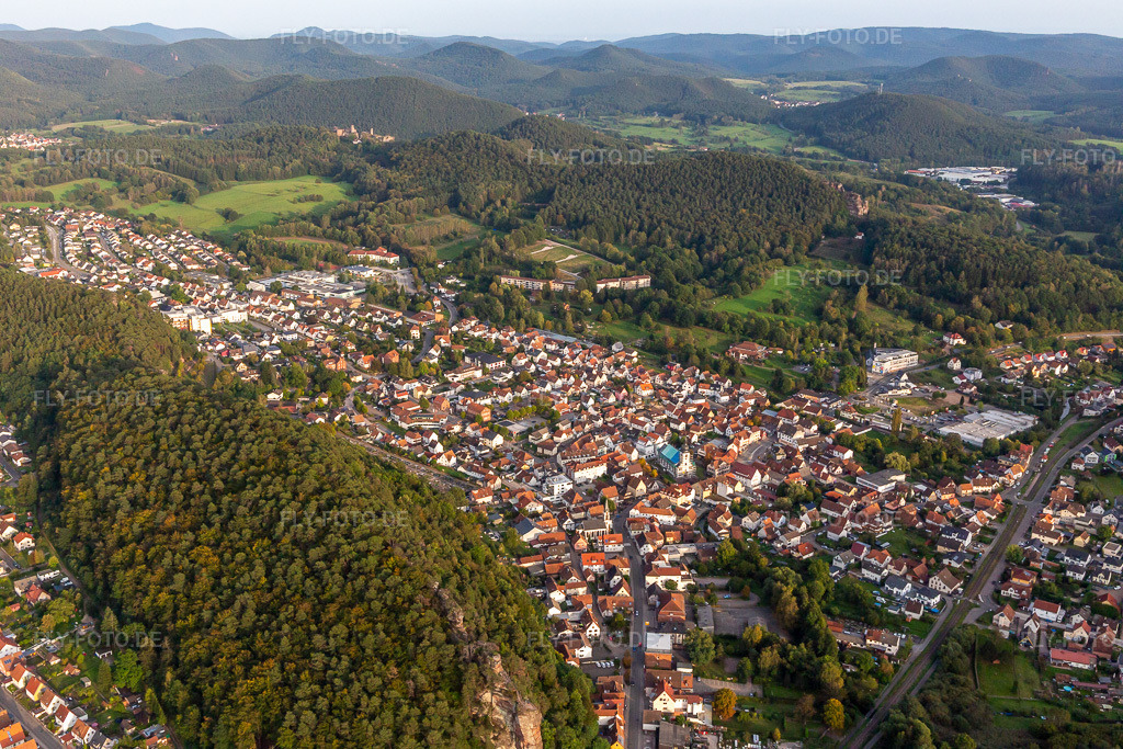 Luftbild: Ortsansicht von Nordwesten in Dahn im Bundesland Rheinland-Pfalz in Deutschland. Foto: IMG_139065.jpg vom 30.09.2023 durch Werner Riehm/FLY-FOTO.de