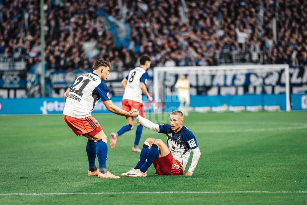 Fußball | Männer | Saison 2025/2026 | 1. Fußball-Bundesliga | 6. Spieltag | Hamburger SV vs. 1. FSV Mainz 05 | 05.10.2025 | v.l. Nicolai Remberg (#21, HSV) hilft Miro Muheim (#28, HSV) vom Boden auf