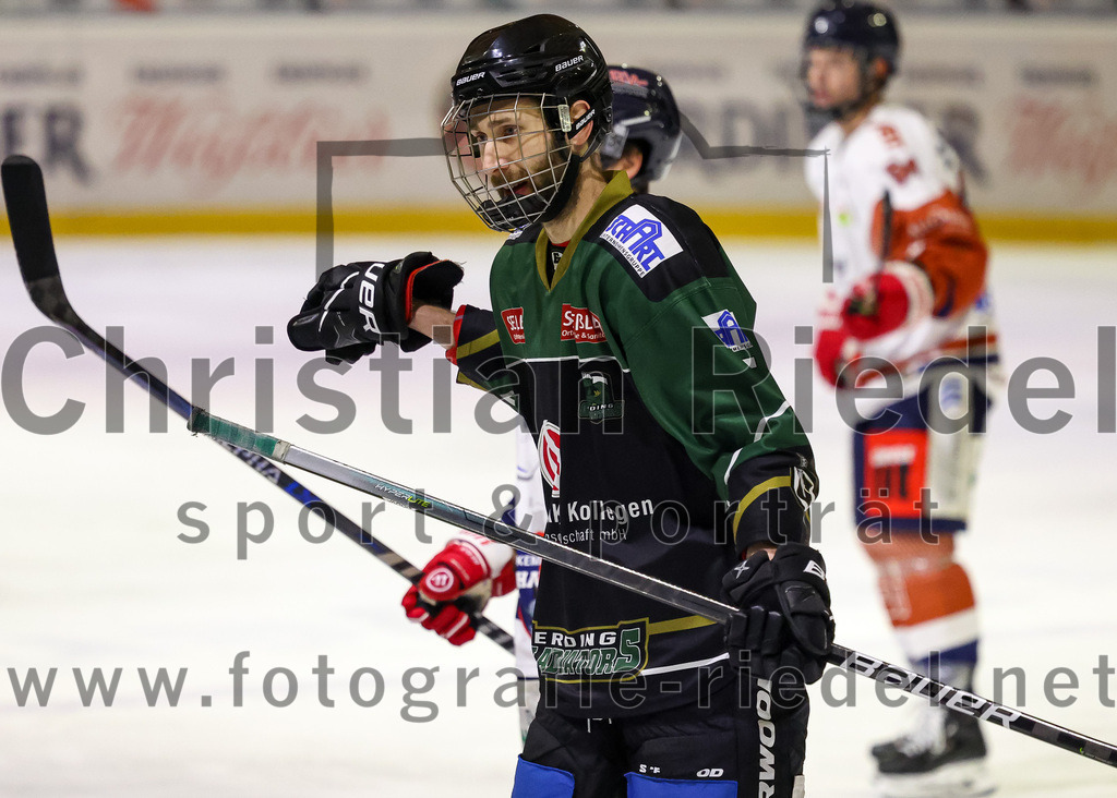 2023-03-07_053_TSV_Erding_gegen_ESC_Kempten | Erding, Deutschland, 07.03.2023:
Eishockey, Bayernliga Playoffs 2022 / 2023, Viertelfinale, TSV Erding gegen ESC Kempten, Endergebnis: 9:3

Florian Zimmermann (Erding Gladiators, #5)

Foto: Christian Riedel / fotografie-riedel.net