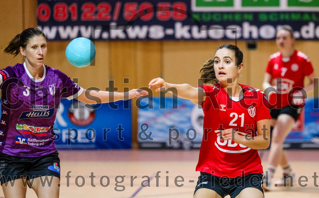 2023-11-04_003_SpVgg_Altenerding_gegen_TV_Altoetting | Erding, Deutschland, 04.11.2023:
Handball, Bezirksoberliga Frauen Altbayern 2023 / 2024, 6. Spieltag, SpVgg Altenerding gegen TV Altötting, Endergebnis: 28:26

Grit Kschischow (SpVgg Altenerding, #3), Eva Taubeneder (TV Altötting, #21)

Foto: Christian Riedel / fotografie-riedel.net