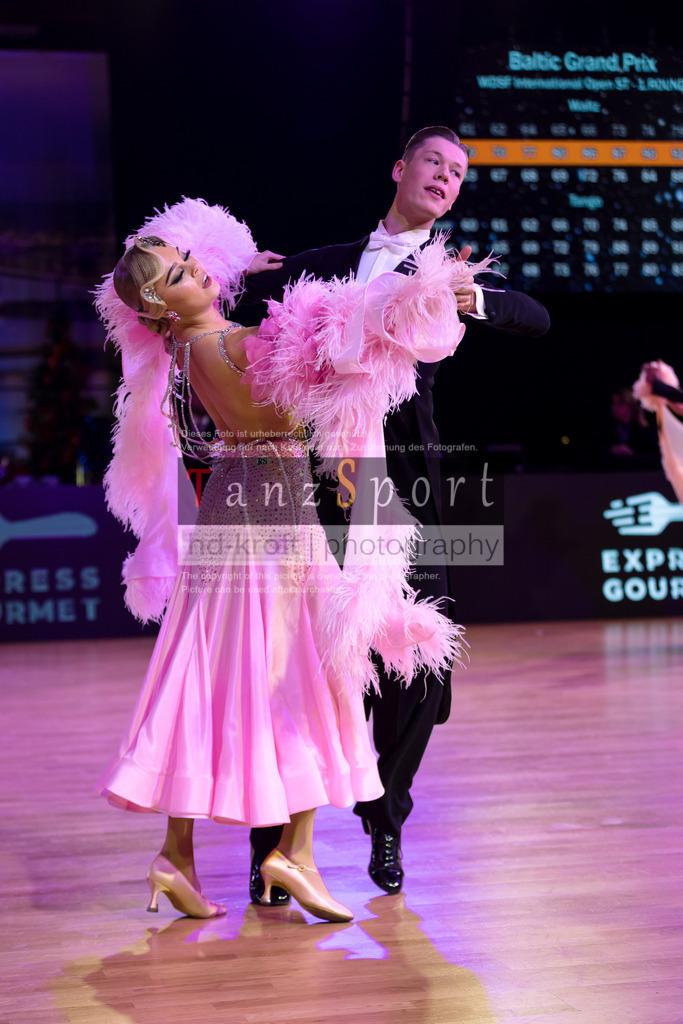 20241215_WDSF_Int_Open_Std-Riga-8682 | Tanzsportbilder, Standardtanz, Lateintanz, WDSF, DTV, LTVB, dancecomp, goc, hessen tanzt, blaues band der spree, walzer, tango, wiener walzer, slowfox, quickstepp, samba, rumba, cha-cha-cha, paso doble. jive, hd-kroft photography, turniertanzsport