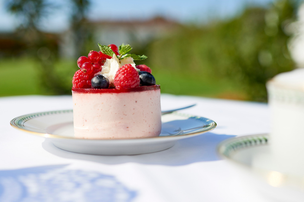 Cafe Restaurant Augarten | Wien, Austria - September 05, 2017: Cafe Restaurant Augarten, Himbeer-Joghurt-Törtchen mit Melange, im Garten. - Realisiert mit Pictrs.com