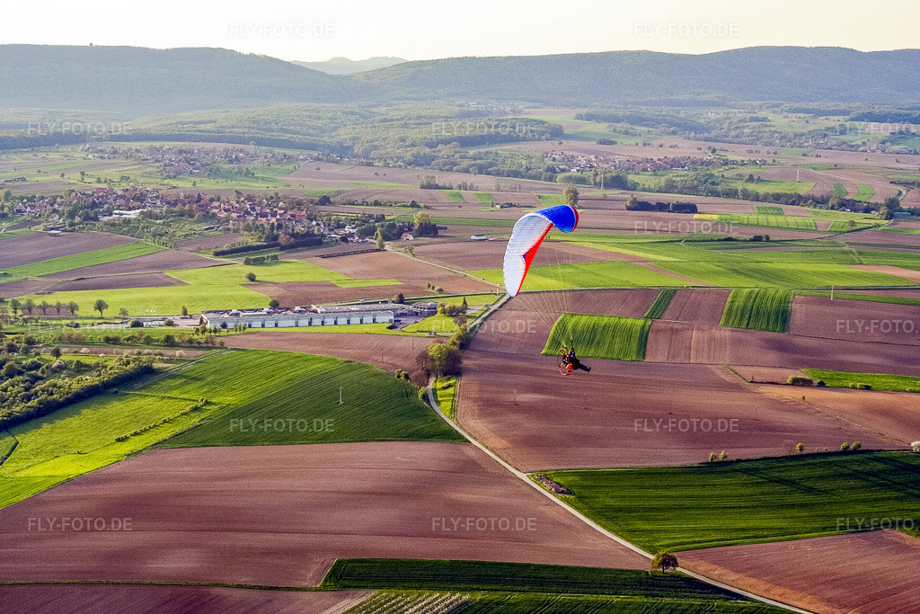 Luftbild: Gunther Tools mit Paragleiter in Hoffen im Bundesland Bas-Rhin in Frankreich. – Foto: IMG_10640.jpg vom 04.05.2008 durch Werner Riehm/FLY-FOTO.de – Auflösung des Originals: 3456 x 2304 px