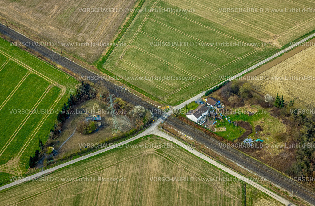 Werl240308559 | Luftbild, Wiesen und Felder am Futterweg mit Bahnübergang, Bahngleise und Bahnlinie,  Formen und Farben und Muster, Holtum, Werl, Nordrhein-Westfalen, Deutschland