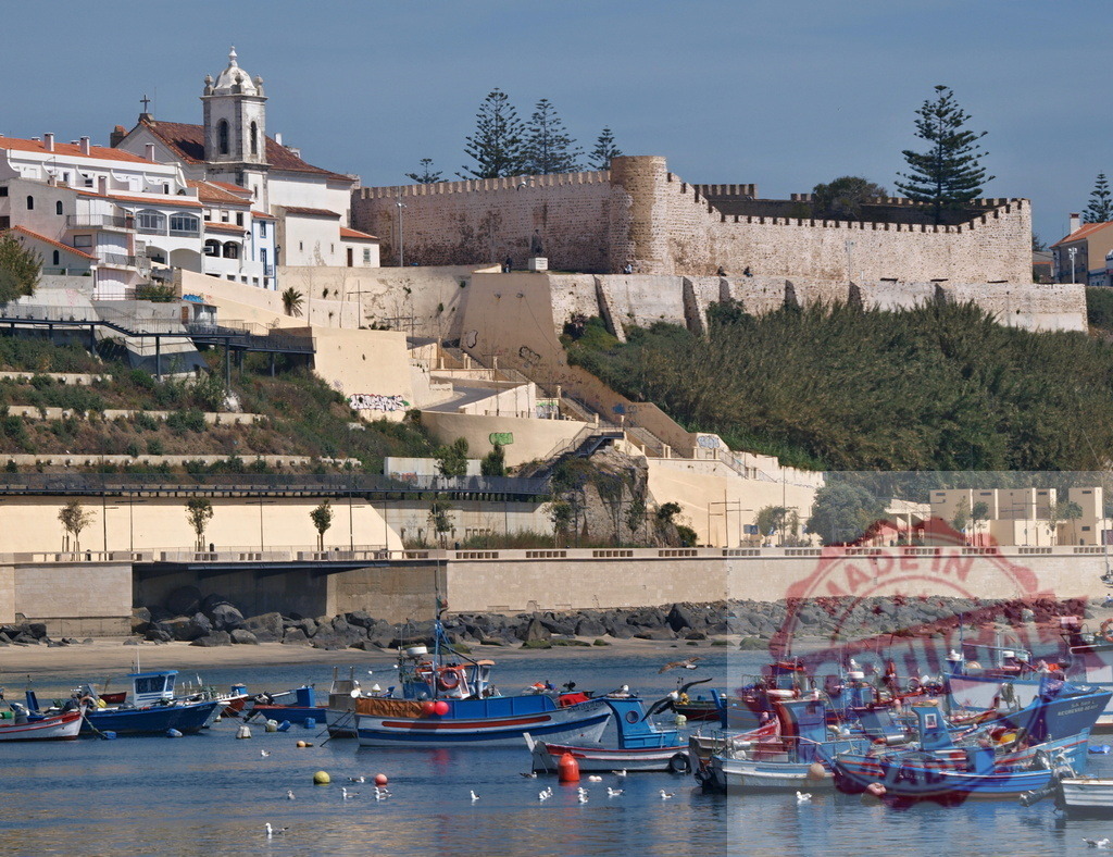 Sines Castle and fishing boats in harbor | Fishing boats moored in Sines harbor with the historic castle and town in background - Realisiert mit Pictrs.com