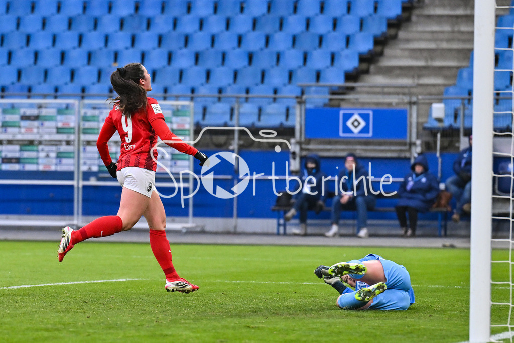 Hamburger SV - SC Freiburg | HAMBURG, GERMANY - 01. FEBRUARY: in dieser Szene erzielt Svenja FÖLMLI (SC Freiburg Frauen 9) den Treffer zum 0-2 / Tor / Torschuetze / Freude / Happy während dem Match zwischen dem Hamburger SV und dem SC Freiburg am 16. Spieltag der Google Pixel Frauen-Bundesliga im Volksparkstadion