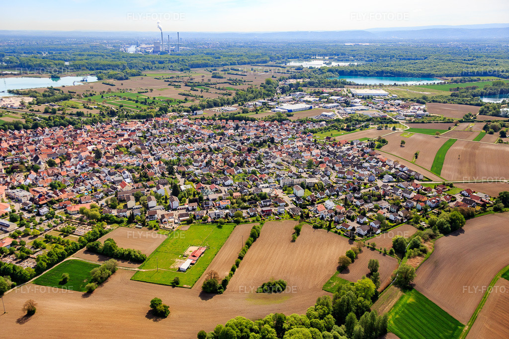 Luftbild: Stadtübersicht aus Westen in Hagenbach im Bundesland Rheinland-Pfalz in Deutschland. Foto: IMG_078530.jpg vom 08.05.2015 durch Werner Riehm/FLY-FOTO.de