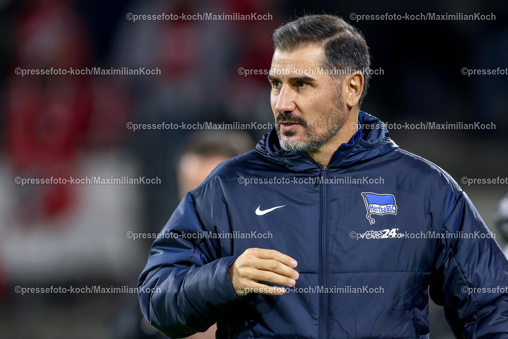 1FC04122401007 | 04.12.2024, Fußball, 1. FC Köln - Hertha BSC, Achtelfinale DFB-Pokal, RheinEnergieSTADION, Saison 2024 2025: Cristian Fiel (Cheftrainer Hertha)DFB regulations prohibit any use of photographs as image sequences and or quasi-video.