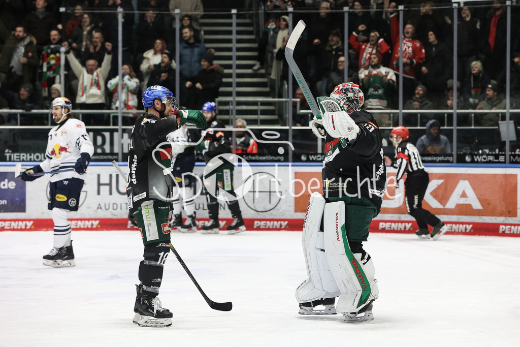 Augsburger Panther - EHC RB München | Zachery MITCHELL (AEV #18) und Markus KELLER (AEV #35) freuen sich zusammen ueber den Sieg gegen Muenchen