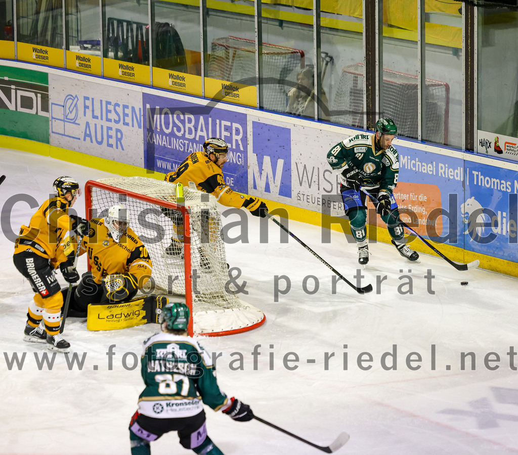 2026-02-27_062_TSV_Erding_gegen_EV_Fuessen | Erding, Deutschland, 27.02.2026:Eishockey, Oberliga Süd 2025 / 2026, 51. Spieltag, TSV Erding gegen EV Füssen, Endergebnis: 2:4Torwart Timotej Pancur (EV Füssen, #30), Maximilian Forster (Erding Gladiators, #81)Foto: Christian Riedel / fotografie-riedel.net