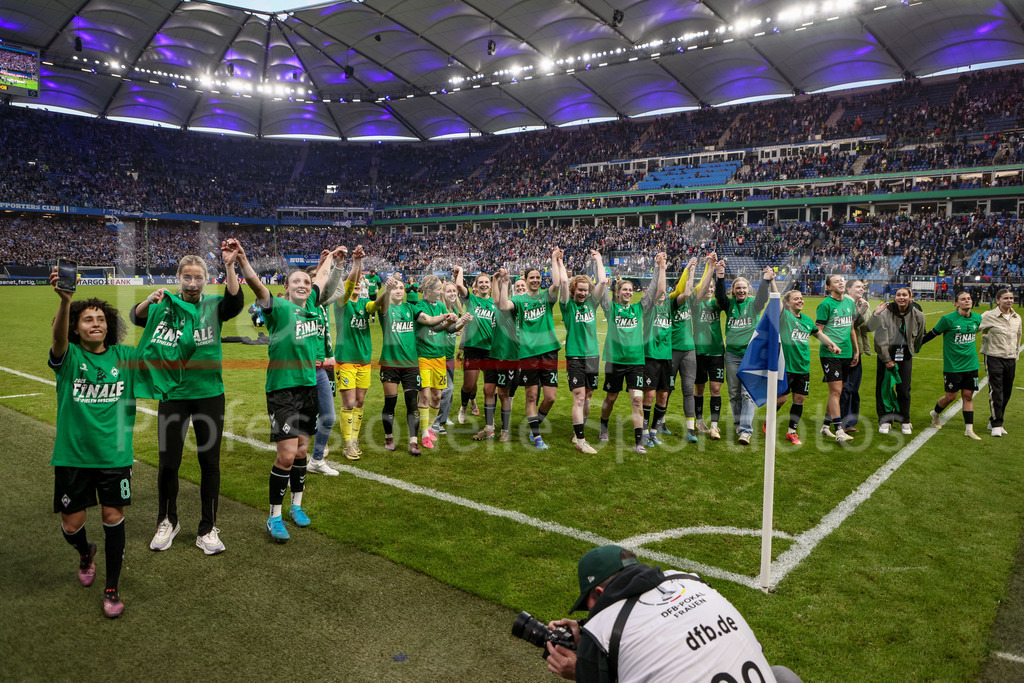 Fussball, DFB-Pokal Frauen, Hamburger SV - SV Werder Bremen | v.li.: Spielerinnen des SV Werder Bremen mit Jubel über den Sieg, Freude über das gewonnene Spiele, DIE DFB-RICHTLINIEN UNTERSAGEN JEGLICHE NUTZUNG VON FOTOS ALS SEQUENZBILDER UND/ODER VIDEOÄHNLICHE FOTOSTRECKEN. DFB REGULATIONS PROHIBIT ANY USE OF PHOTOGRAPHS AS IMAGE SEQUENCES AND/OR QUASI-VIDEO.
