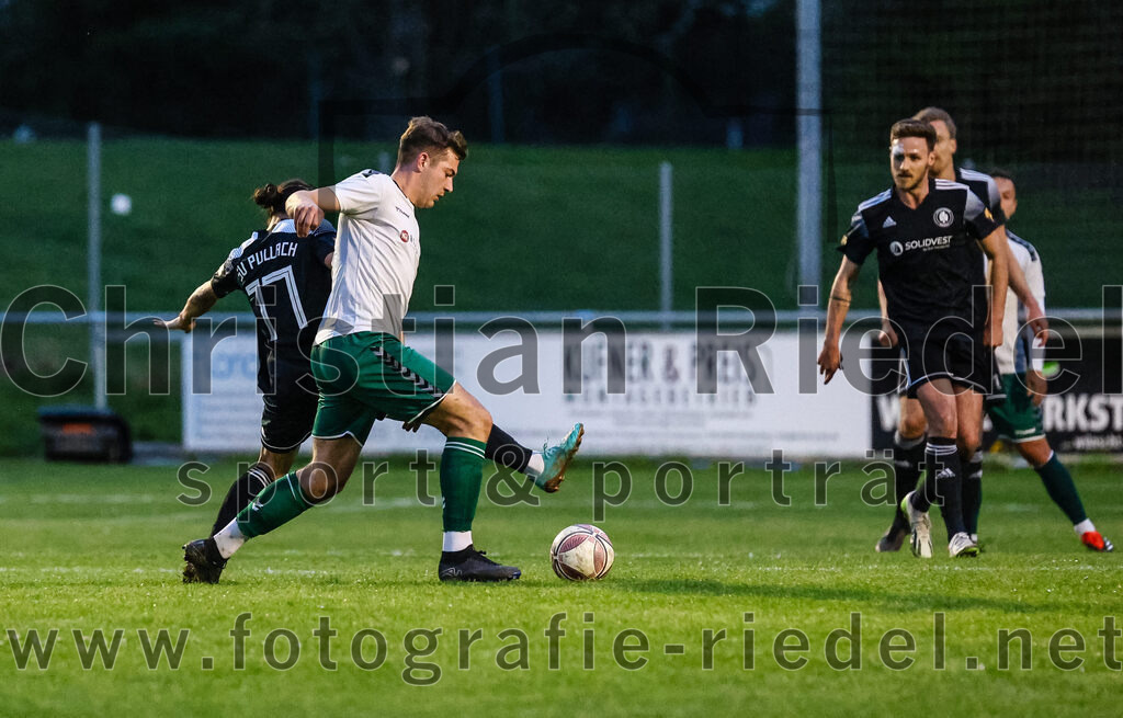 2024-04-05_065_FC_Schwaig_gegen_SV_Pullach | Oberding, Deutschland, 05.04.2024:
Fußball, Landesliga Südost 2023 / 2024, 28. Spieltag, FC Schwaig gegen SV Pullach, Endergebnis: 2:0

Keita Kawai (SV Pullach, #17), Raffael Ascher (FC Schwaig, #9)

Foto: Christian Riedel / fotografie-riedel.net