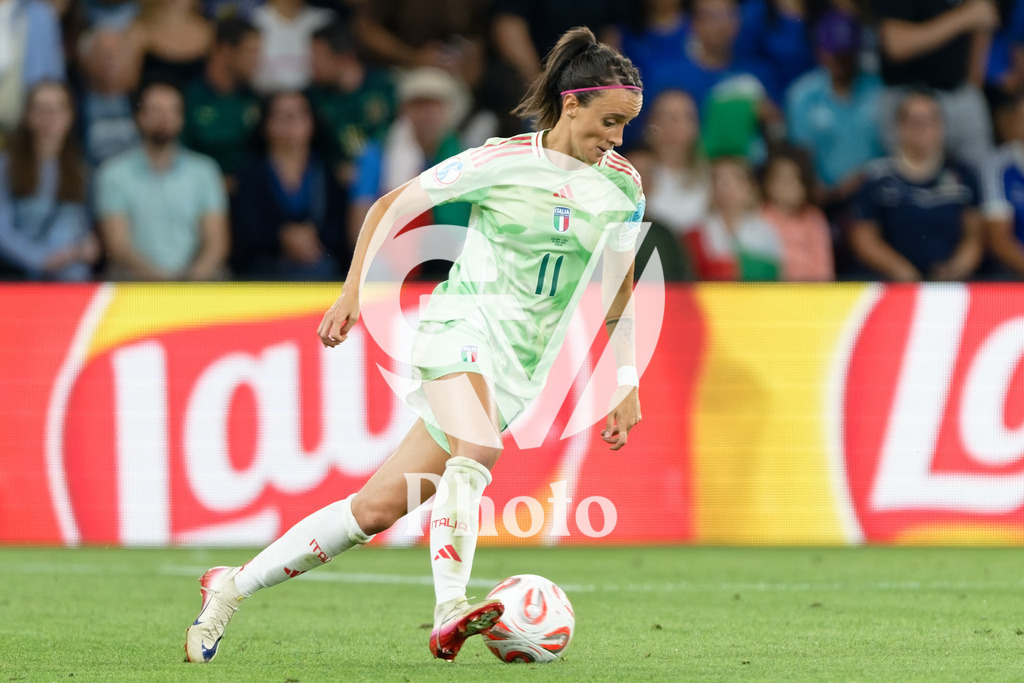 England v Italy - UEFA Women's EURO 2025 Semi-Final | GENEVA, SWITZERLAND - JULY 22:  Barbara Bonansea of Italy controls the ball  during the UEFA Women's EURO 2025 Semi-Final match between England and Italy at Stade de Geneve on July 22, 2025 in Geneva, Switzerland. (Photo by Giuseppe Velletri/Sports Press Photo/Getty Images)