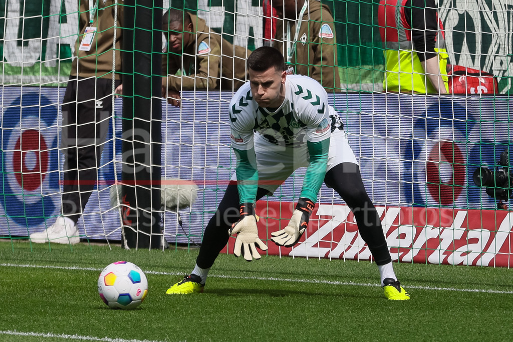 Fussball, Bundesliga, SV Werder Bremen - Borussia Mönchengladbach | v.li.: Michael Zetterer (Torhüter, Torwart, SV Werder Bremen, 30) beim Aufwärmen, Vertrag verlängert, Vertragsverlängerung, DIE DFL-RICHTLINIEN UNTERSAGEN JEGLICHE NUTZUNG VON FOTOS ALS SEQUENZBILDER UND/ODER VIDEOÄHNLICHE FOTOSTRECKEN. DFL REGULATIONS PROHIBIT ANY USE OF PHOTOGRAPHS AS IMAGE SEQUENCES AND/OR QUASI-VIDEO.