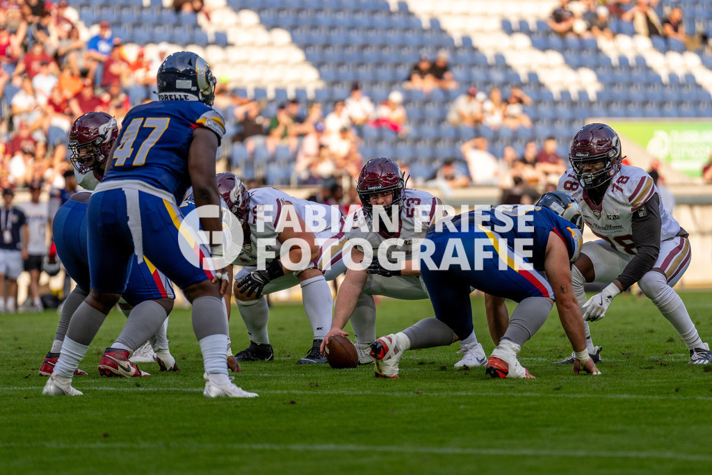 GER Rhein Fire vs. Alpine Rams, American Football, AFLE, Saison 2026, 01.08.2026 | Kevin Kreider (Rhein Fire, #53) vor dem naechsten Spielzug,GER Rhein Fire vs. Alpine Rams, American Football, AFLE, Saison 2026, 01.08.2026Foto: Eibner-Pressefoto/Fabian Friese - Realisiert mit Pictrs.com