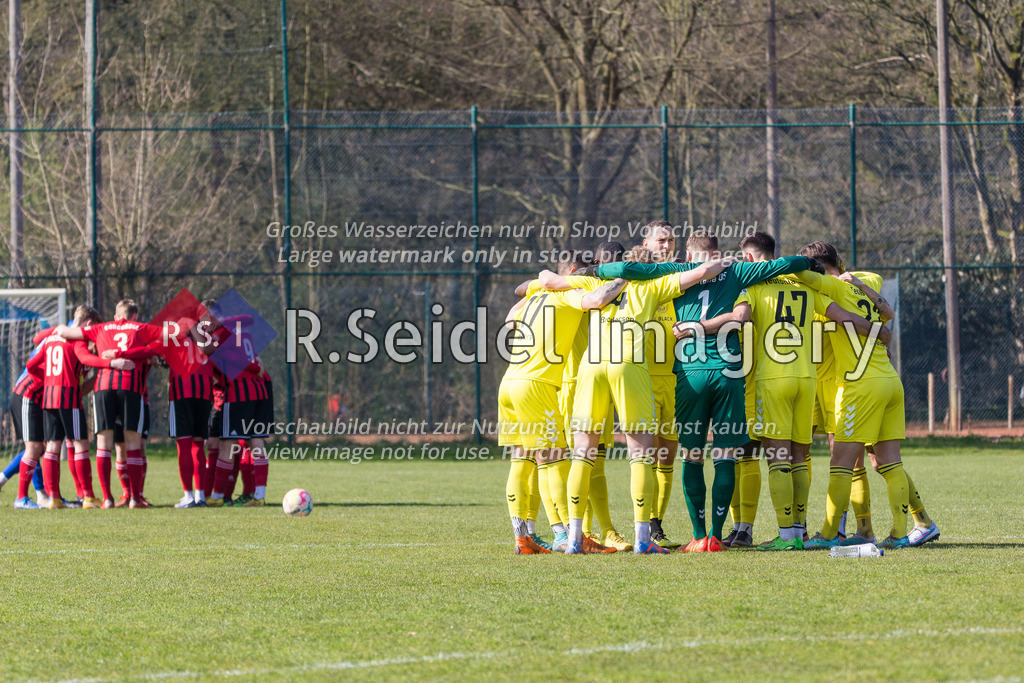 Fußball, Saison 2022/23, LOTTO-Pokal, WTSV Concordia - FC Teutonia 05, Sportpark Hinschenfelde (Hamburg), 10.04.2023, Halbfinale | Spielerkreise der Cordi Spieler (rot) und der Teutonia Spieler (gelb)