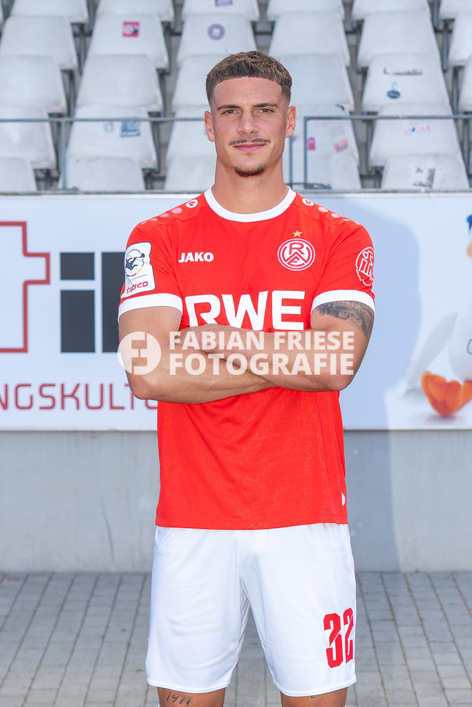 Rot-Weiss Essen; 3. Liga, Portraettermin 2026/2027, Foto: Eibner-Pressefoto/Fabian Friese | Luca Bazzoli (Rot-Weiss Essen, #32),Rot-Weiss Essen; 3. Liga, Portraettermin 2026/2027, Foto: Eibner-Pressefoto/Fabian Friese - Realisiert mit Pictrs.com