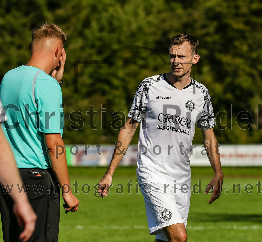 2023-09-09_082_FC_Herzogstadt_II_gegen_SG_Hoerlkofen_Woerth | Erding, Deutschland, 09.09.2023:
Fußball, A-Klassel 2023 / 2024, 6. Spieltag, FC Herzogstadt II gegen SG Hörlkofen/Wörth, Endergebnis: 1:2

Schiedsrichter Bastian Schuster, David Stotz (FC Herzogstadt, #21)

Foto: Christian Riedel / fotografie-riedel.net