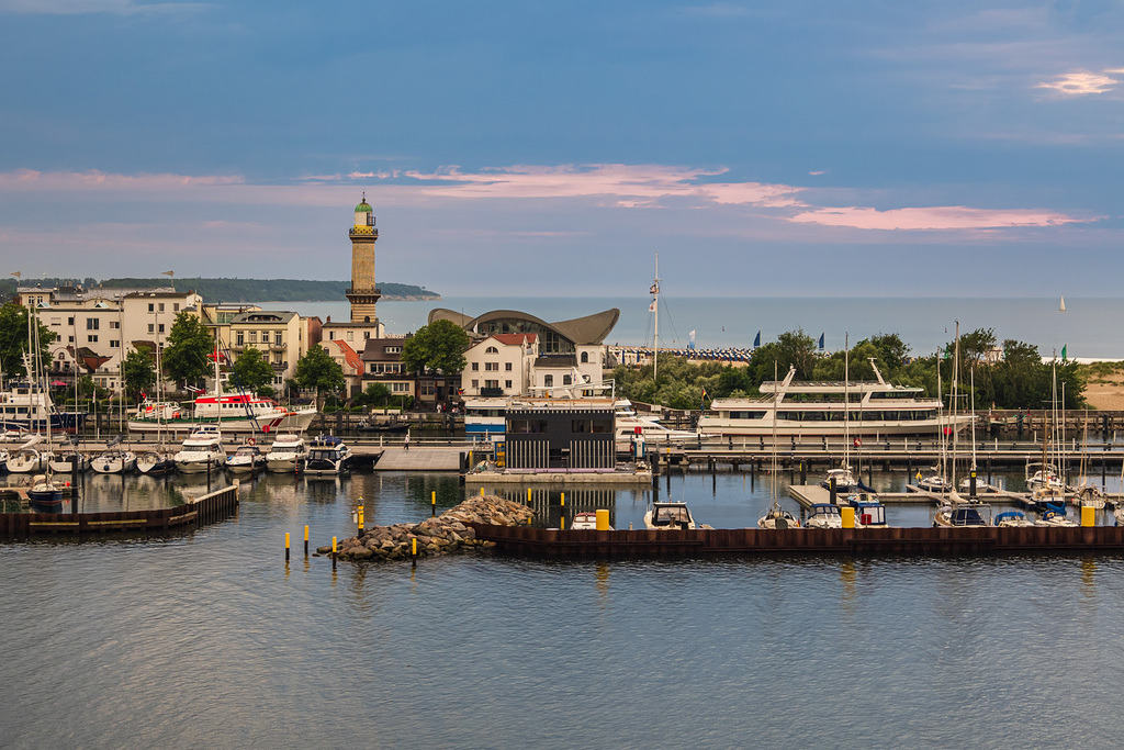 Blick auf Warnemünde mit Leuchtturm am Abend | Blick auf Warnemünde mit Leuchtturm am Abend.