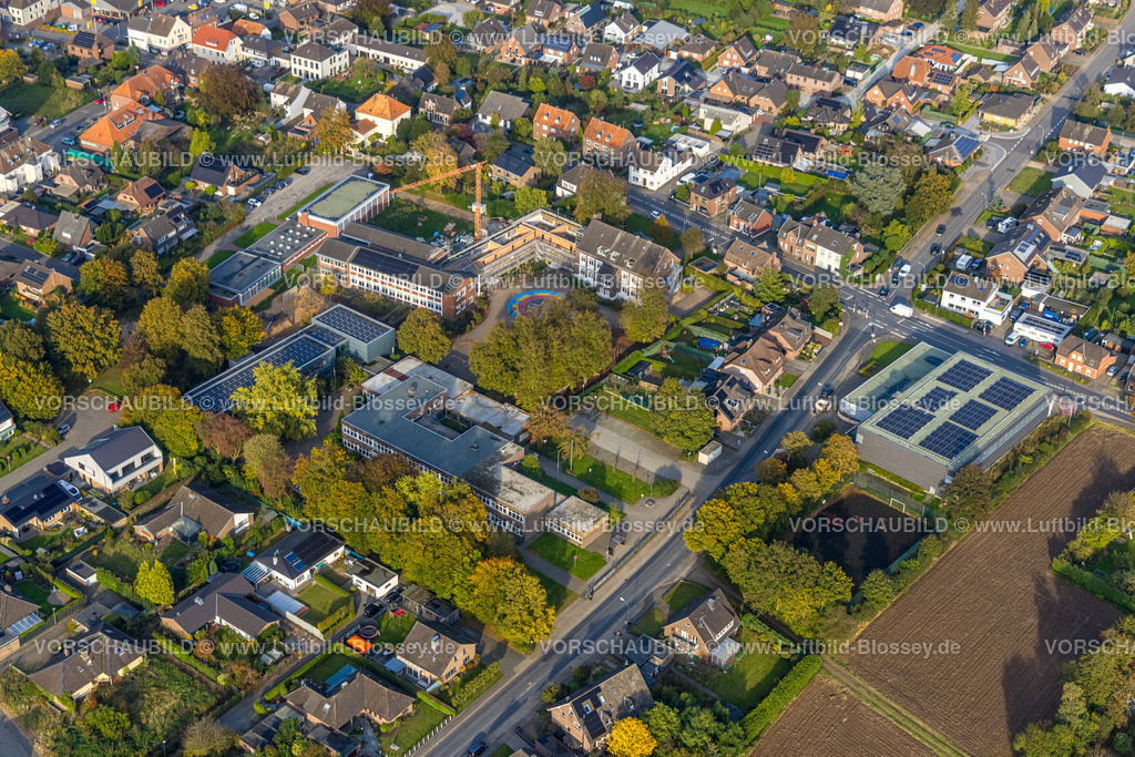 Uedem241014216 | Luftbild, Geschwister Devries Grundschule mit Baustelle Gerüstbau und Rohbauarbeiten, Freie Waldorfschule Niederrhein Aue, Lehrschwimmhalle Schwimmbad, auf dem Schulhof Farbkreis Spielfläche Mensch Ärgere Dich Nicht, Uedem, Niederrhein, Nordrhein-Westfalen, Deutschland