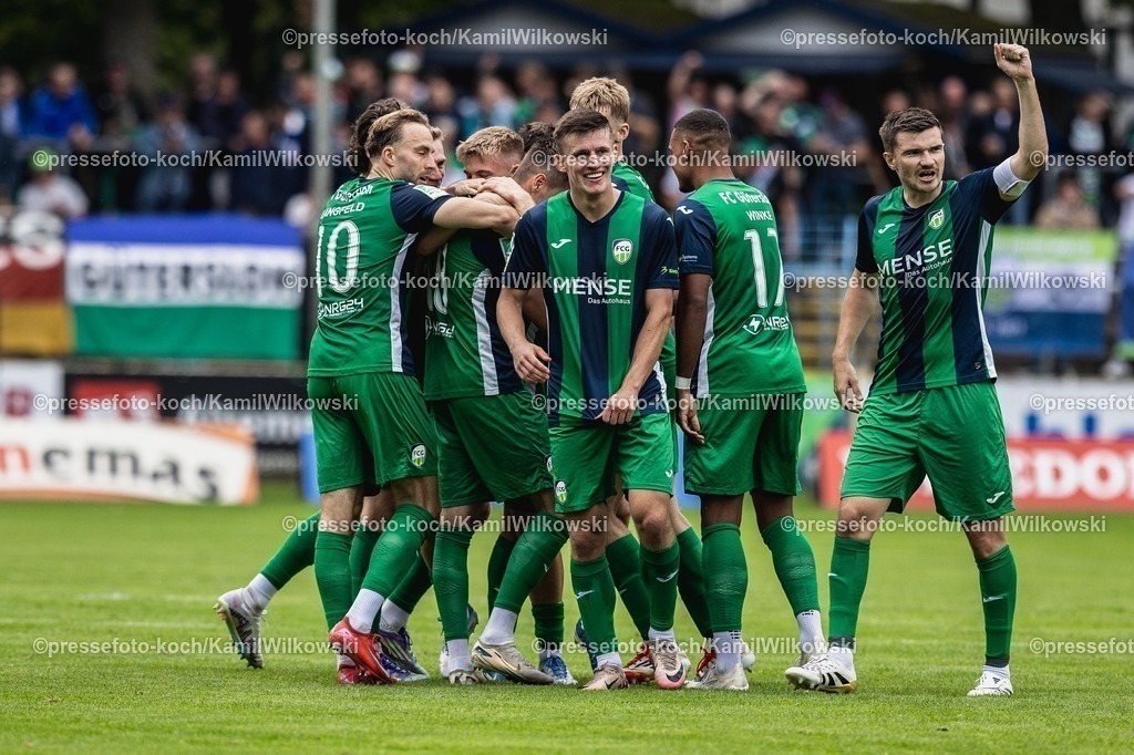 xkwi02082501073 | 02.08.2025, xkwix, Fußball, Regionalliga West, FC Gütersloh - 1. FC Bocholt, Ohlendorf Stadion im Heidewald: Torjubel nach dem Tor zum 4:1 durch Patrik Twardzik ( FC Gütersloh #18 ) mit dem Team um Björn Rother ( FC Gütersloh #6 ) 