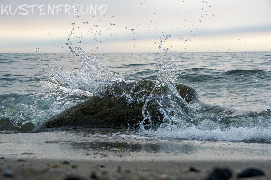 Gischt am Findling // Ostseebild | Entdecke deine Lieblingslandschaft von der Küste – auf Ostsee Leinwand, Nordsee Leinwand, Alu Dibond oder Acrylglas, passend für jeden Geschmack und Raum.