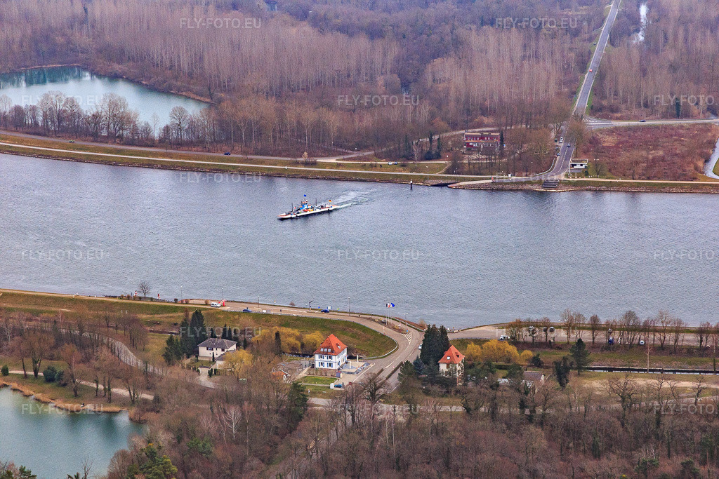 Vue aérienne: Bac de Drusenheim - Greffern à Drusenheim dans le département Bas Rhin, France.Photo: IMG_086625.jpg prise le 19/03/2016 par Werner Riehm/FLY-FOTO.euRésolution de l'original: 5472 x 3648 pxCollectivité européenne d'Alsace | CeALes bacs rhénans - Alsace
