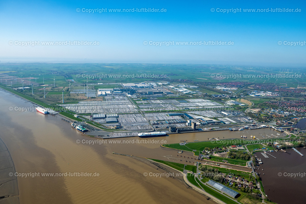 Emden_VW_Volkswagen_Werk_ELS_9562170423 | EMDEN 17.04.2023 Gebäude und Produktionshallen auf dem Fahrzeugbau- Werksgelände der Volkswagen AG in Emden im Bundesland Niedersachsen, Deutschland. Weiterführende Informationen bei: VOLKSWAGEN AG. // Buildings and production halls on the vehicle construction site of Volkswagen AG in Emden in the state Lower Saxony, Germany. Further information at: VOLKSWAGEN AG. Foto: Martin Elsen