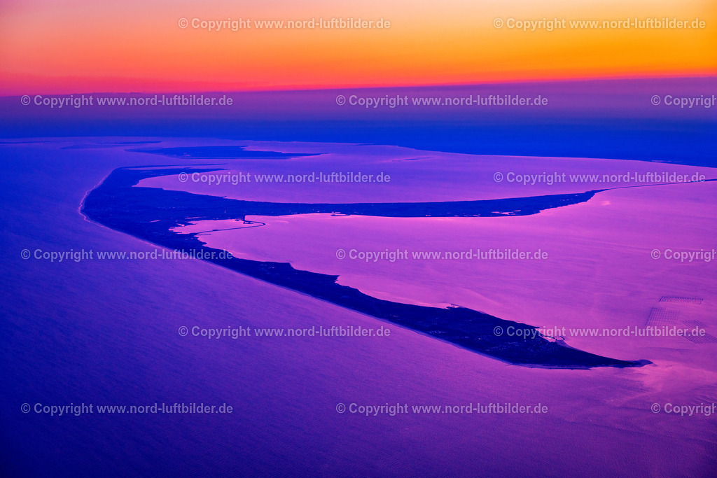 Sylt_im_Sonnenaufgang_ELS_1649170421 | SYLT 17.04.2021 Küstenbereich der nordfriesischen Nordseeinsel Sylt im Sonnenaufgang im Bundesland Schleswig-Holstein, Deutschland. // Coastal area of a??a??the North Frisian North Sea island Sylt in sunrise in the state Schleswig-Holstein, Germany. Foto: Martin Elsen