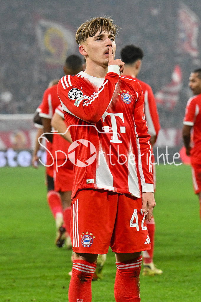 FC Bayern München - Sporting Lissabon | MUNICH, GERMANY - 09. DECEMBER: Jubel der Bayern nach dem Treffer zum 2-1 durch Lennart KARL (FC Bayern Munich 42) / Tor / Torschuetze / Freude / Happy während dem Match zwischen dem FC Bayern München und Sporting Lissabon am 6. Spieltag der UEFA Champions League Ligaphase in der Allianz Arena
