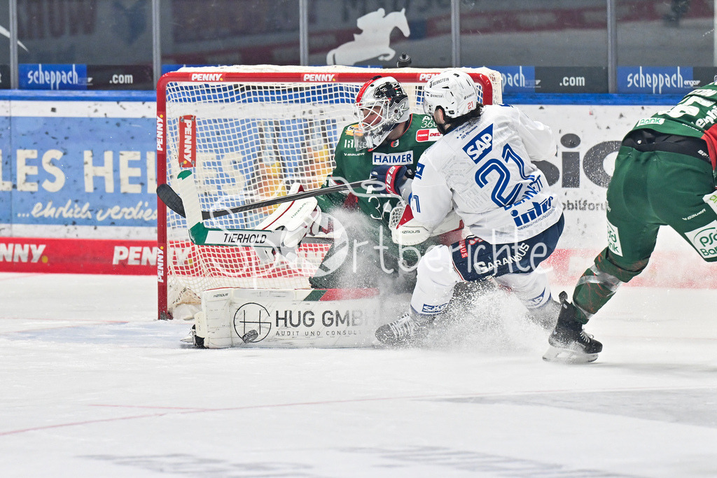 Augsburger Panther - Adler Mannheim | AUGSBURG, GERMANY - 28. DECEMBER: im Duell Peyton JONES (Augsburger Panther 41) und Kais BENNETT (Adler Mannheim 21) während dem Match zwischen den Augsburger Panthern und den Adler Mannehim am 33. Spieltag der Penny DEL im Curt Frenzel Stadion