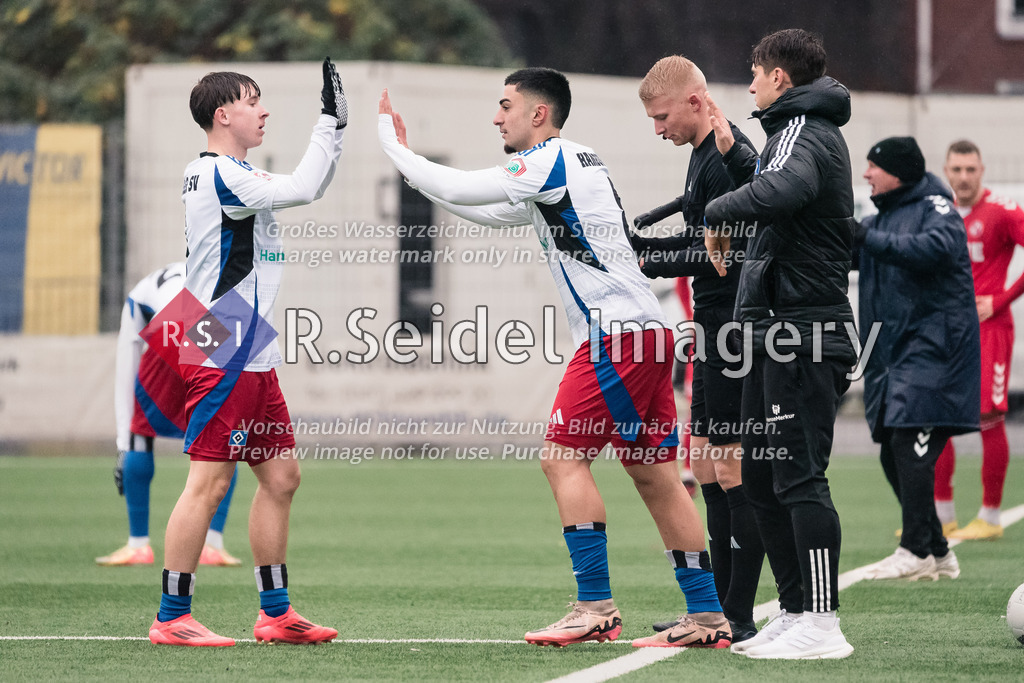 RS-1-087941 | Milad Nejad Haji Lor (#8, HSV) wird für Davis Rath (#5, HSV) eingewechselt. Beide klatschen sich ab. Dahinter stehen Luca Sambill (Schiedsrichterassistent, Linienrichter) und Loic Fave (HSV, Cheftrainer).