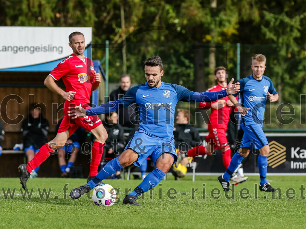 2023-11-04_064_FC_Langengeisling_gegen_VfL_Waldkraiburg | Erding, Deutschland, 04.11.2023:
Fußball, Bezirksliga Oberbayern Ost 2023 / 2024, 16. Spieltag, FC Langengeisling gegen VfL Waldkraiburg, Endergebnis: 2:0

Raimund Stuiber (VfL Waldkraiburg, #4), Maximilian Hintermaier (FC Langengeisling, #13)

Foto: Christian Riedel / fotografie-riedel.net