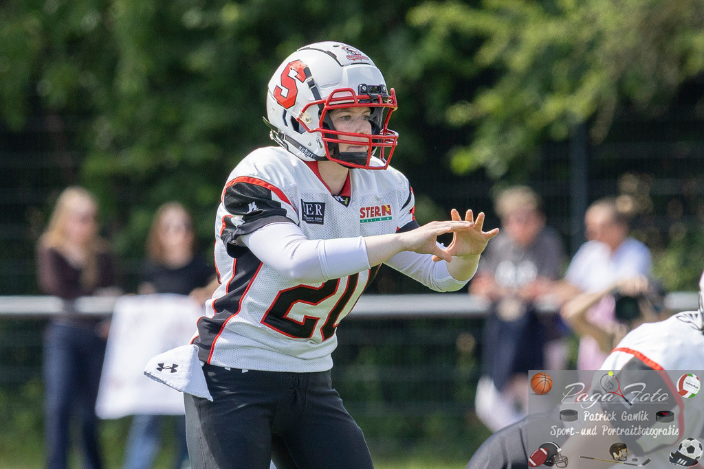GFLW 1: German Football League Women 1: Rodgau Pioneers Ladies - Stuttgart Scorpions Sisters, 07.06.2026 | Dinah Laura Naegele (Stuttgart Scorpions Sisters #20) wartet auf den ball, Rodgau Pioneers Ladies - Stuttgart Scorpions Sisters, Rodgau, Maingau-Energie-Stadion "Am Weichsee", 7.6.2026 - Realisiert mit Pictrs.com