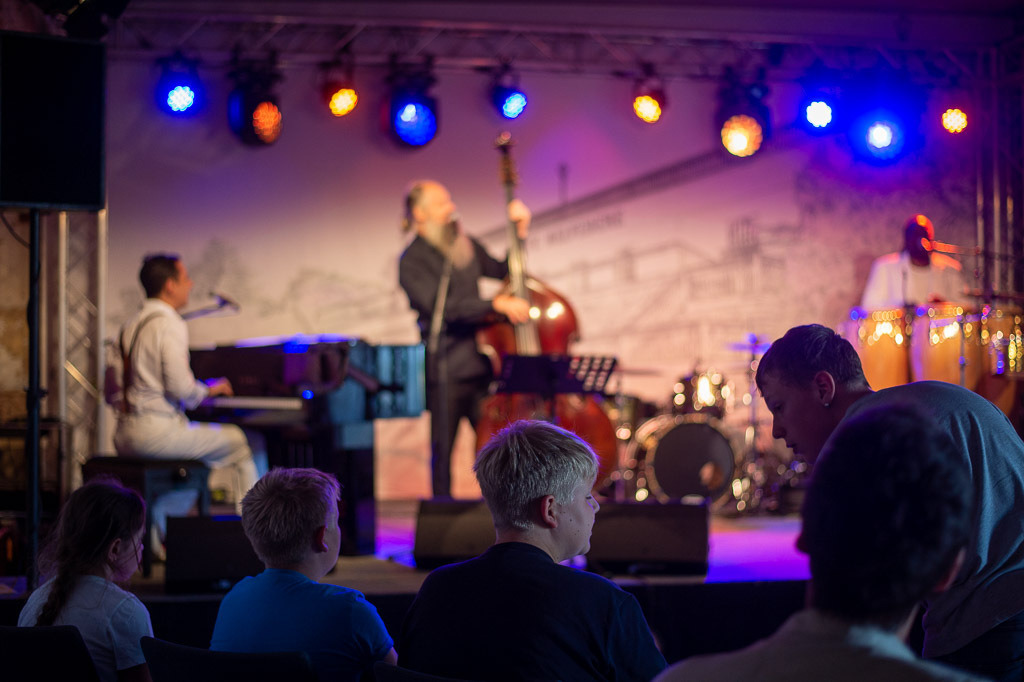 Summ Summ Salsa | Kinderkonzert Summ Summ Salsa mit Klazz Brothers & Cuba Percussion im Forte Belvedere Leisnig zum Festival Hallo Leisnig 2022. - Realisiert mit Pictrs.com