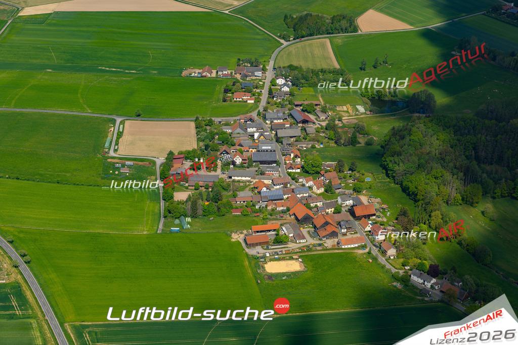 Die Luftaufnahme Schwärzdorf - Mitwitz wurde 2022 vom Flugzeug aus (keine Drohne) erstellt. Hohe Auflösung -für große Poster und Wandbilder geeignet - Garantiert!