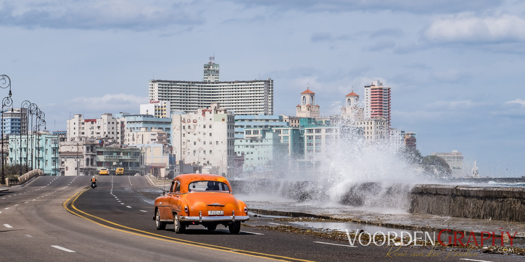 Kuba & Havanna-Vibes fürs Wohnzimmer! | Ein orangefarbener Oldtimer am Malecón, die Wellen schlagen gegen die Ufermauer – dieses Bild erzählt Geschichten aus einer anderen Zeit. Ein Moment voller Nostalgie, karibischer Lebensfreude und urbaner Schönheit – festgehalten in Havanna, Kuba. Jetzt als hochwertiger Print erhältlich!Ob als FineArt-Print, Leinwand oder gerahmt – dieses Motiv bringt Wärme und Fernweh an deine Wand. - Realisiert mit Pictrs.com