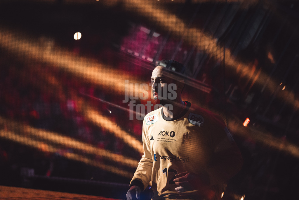 Handball | Männer | Saison 2024/2025 | DAIKIN Handball-Bundesliga | 10. Spieltag || Handball Sport Verein Hamburg vs. Füchse Berlin | 18.11.2024 | Mohamed El Tayar (#12, Handball Sport Verein Hamburg) beim Einlauf