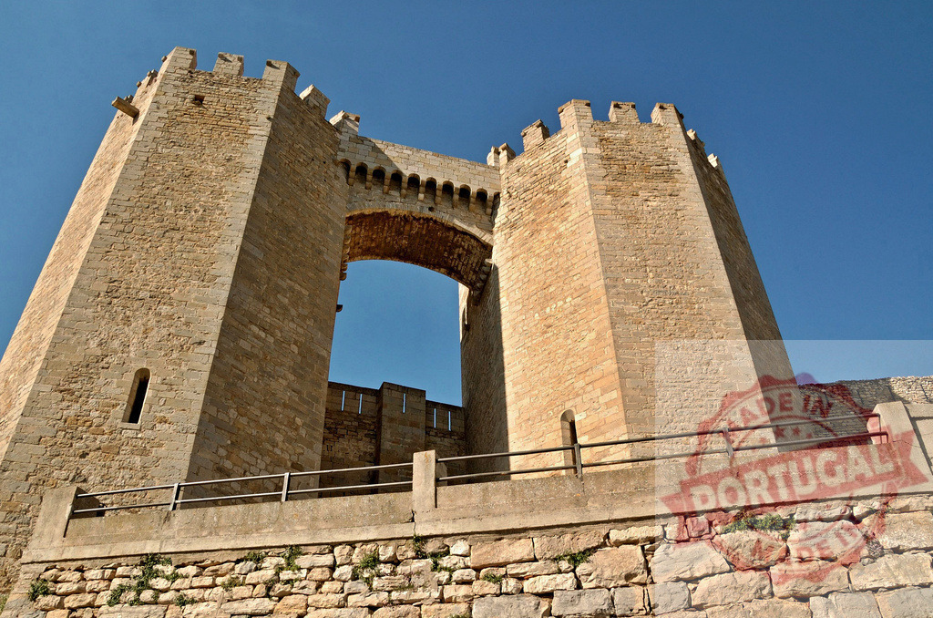 Castillo de Monzón ancient Templar castle archway and towers | Castillo de Monzón, a medieval fortress in Huesca, Spain, showing stone walls and towers - Realisiert mit Pictrs.com