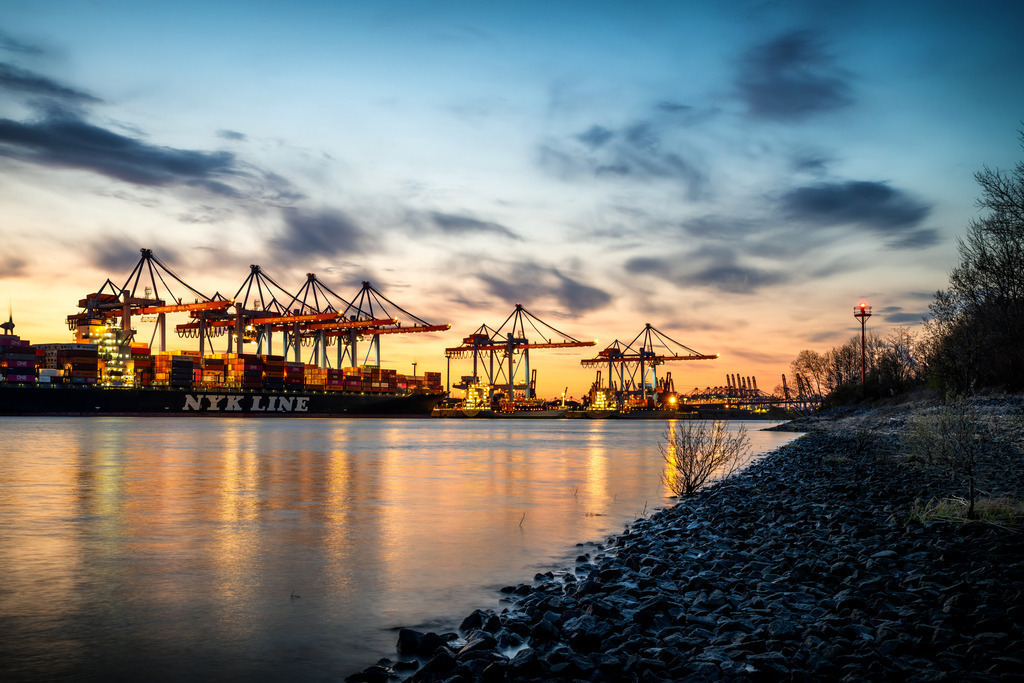 10240204 - Terminal Altenwerder am Abend | Blick auf das Containerterminal Altenwerder im Hamburger Hafen.