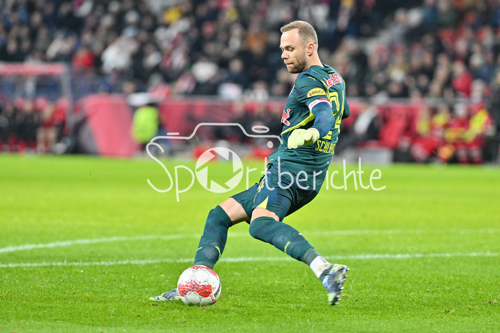 Augsburger Panther - EC VSV | am bAll Alexander SCHLAGER (RB Salzburg 24) / Freisteller / Einzelfoto / Testspiel: RB Salzburg - FC Bayern Muenchen, Red Bull Arena am 06.01.2025