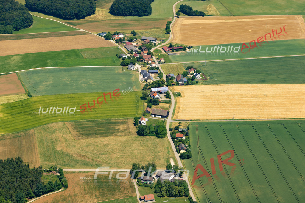 Das Luftbild zeigt : Tiefenhüll Hemau - Die Luftaufnahme wurde 2023 vom UL-Flugzeug aus erstellt ( keine Drohne ) - Hochauflösende Luftaufnahme - Für grossformatige Ausdrucke geeignet. Die Geschenkidee !Mit Lizenz und Bildrechte bestellbar