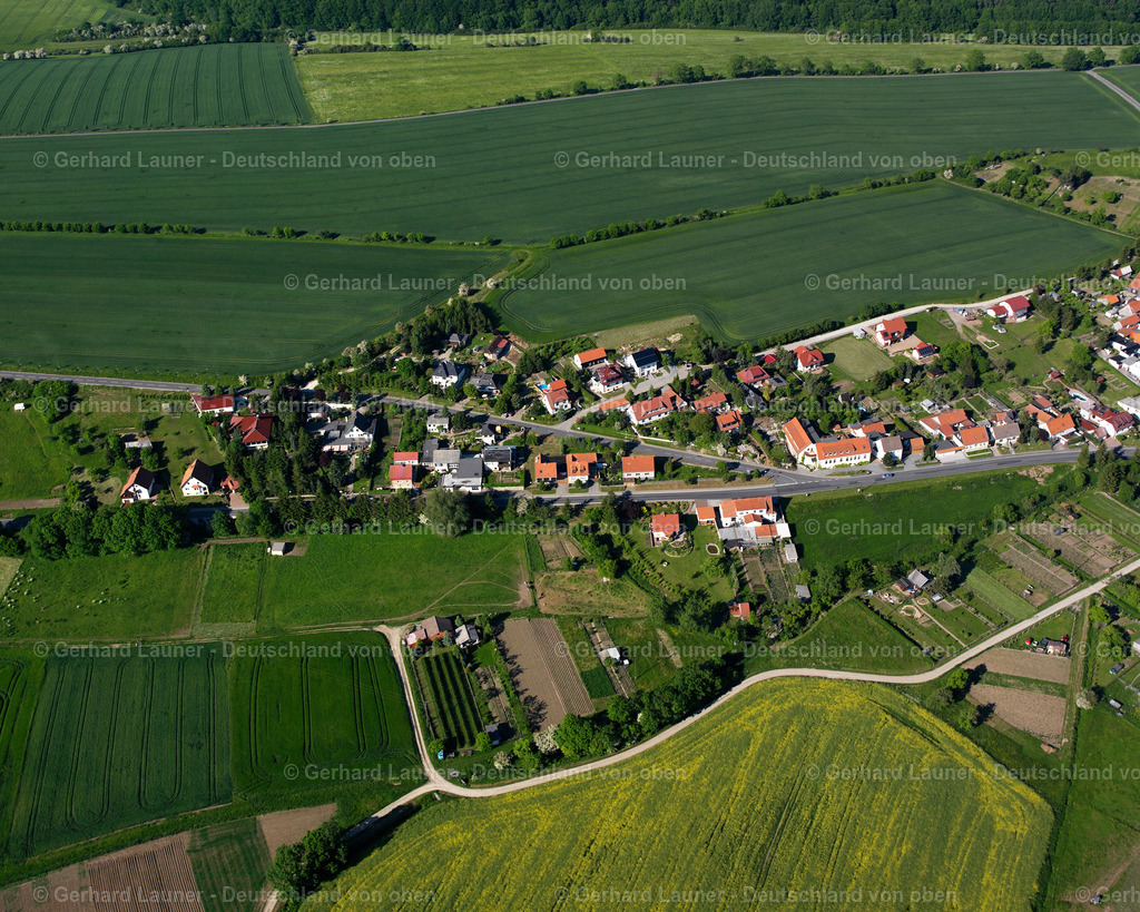 2634618 | BüTTSTEDT 09.06.2006 Landwirtschaftliche Nutzflächen und Feldgrenzen  umsäumen das Siedlungsgebiet des Dorfes in Büttstedt im Bundesland Thüringen, Deutschland // Agricultural land and field boundaries surround the settlement area of the village  in Büttstedt in the state Thuringia, Germany Foto: Gerhard Launer
