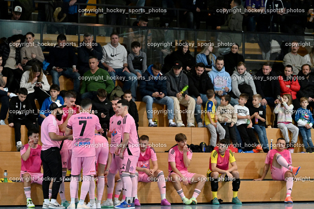 Carinthia Flamengo Futsal Club vs. Futsal Klagenfurt | Spielerbank Carinthia Flamengo, Besucher Ballspielhalle Viktring, Carinthia Flamengo Futsal Club vs. Futsal Klagenfurt, Carinthia Flamengo Futsal Club vs. Futsal Klagenfurt am 01.12.2024 in Klagenfurt (Ballspielhalle Viktring), Austria, (Photo by Bernd Stefan)