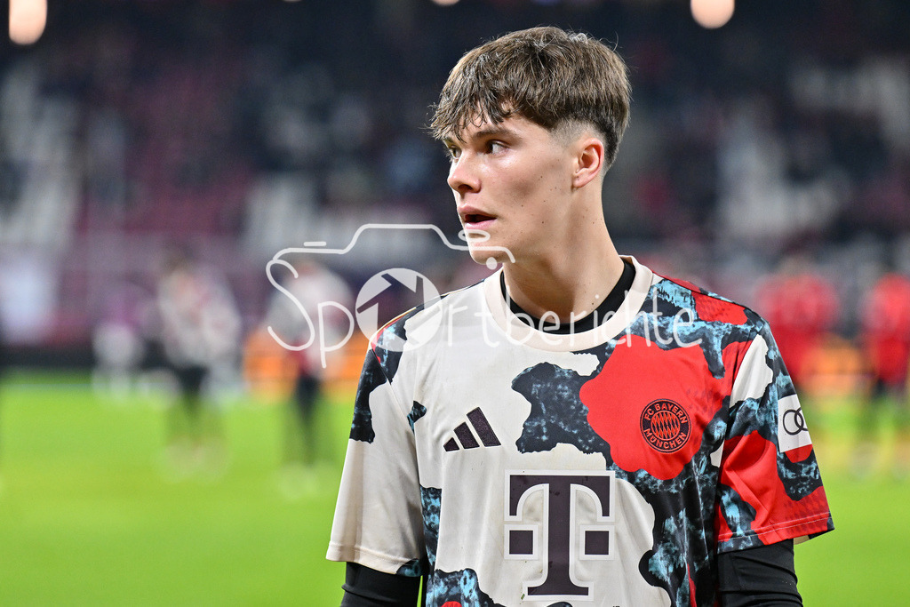 Augsburger Panther - EC VSV | im Bild Leon KLANAC (FC Bayern Muenchen 48) beim warmup vor der Partie / Freistleler / Einzelfoto / Testspiel: RB Salzburg - FC Bayern Muenchen, Red Bull Arena am 06.01.2025