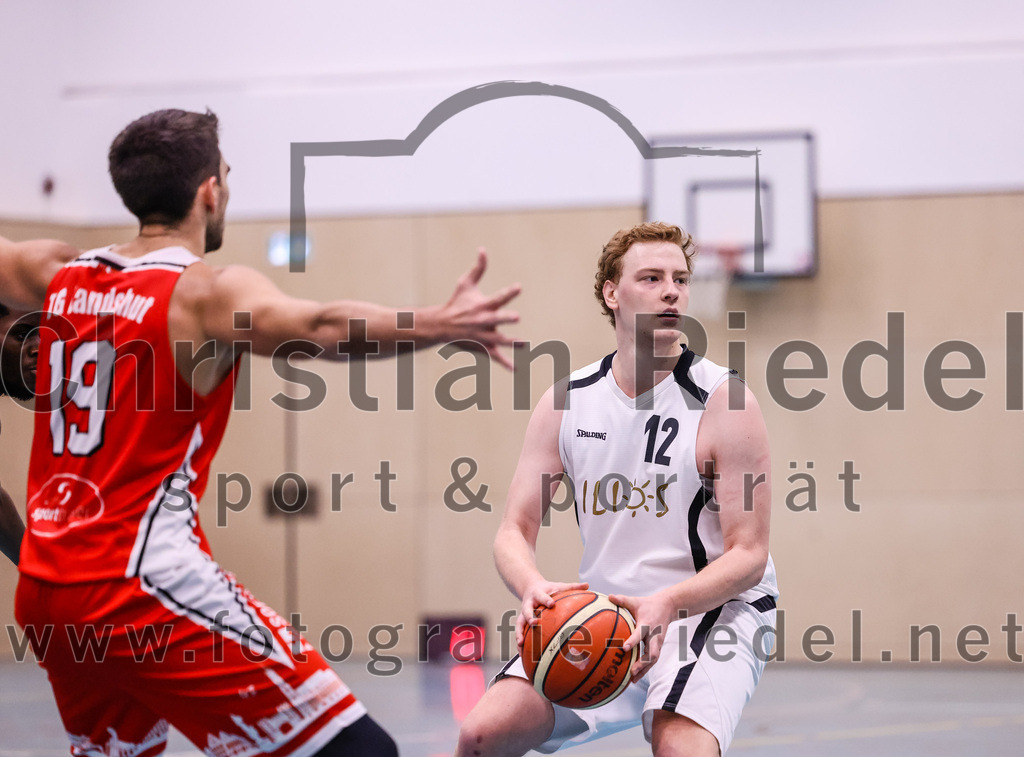 2022-12-03_112_TSV_Vaterstetten_gegen_TG_Landshut | Vaterstetten, Deutschland, 03.12.2022:
Basketball, Bayernliga Herren Südost 2022 / 2023, 7. Spieltag, TSV Vaterstetten gegen TG Landshut, Endergebnis: 71:78

 (TG Landshut, #19), Alain Gales (TSV Vaterstetten, #12)

Foto: Christian Riedel / fotografie-riedel.net
