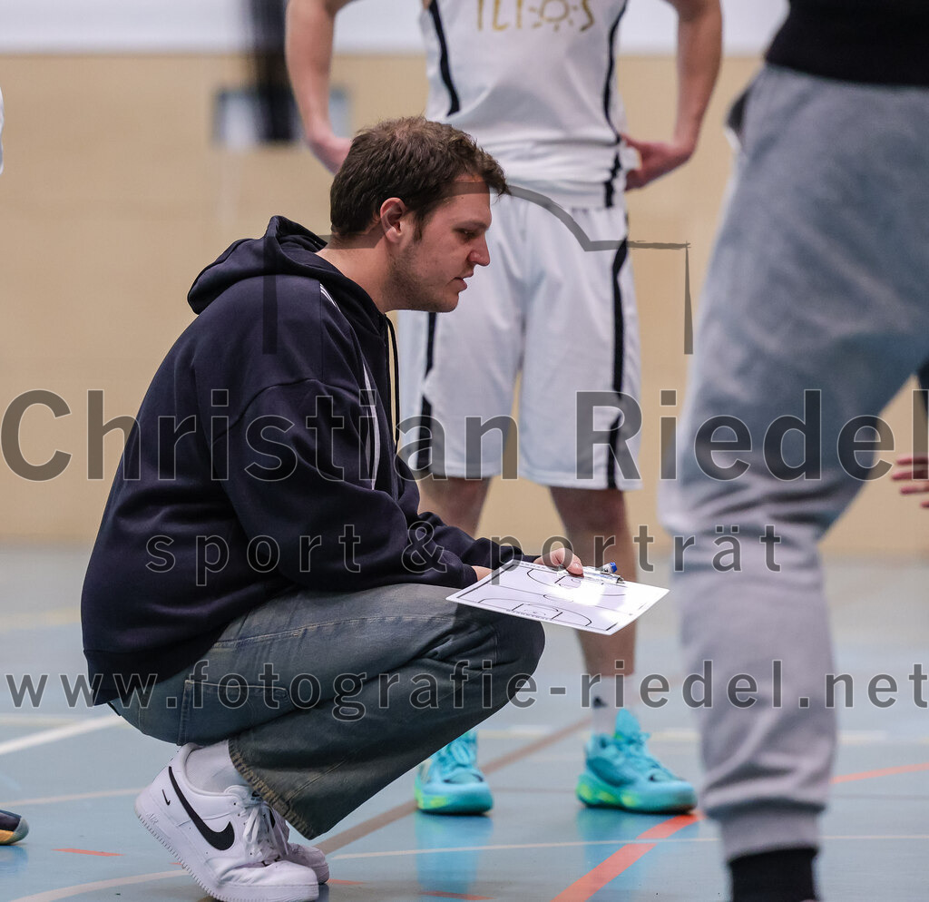 2025-12-06_068_TSV_Vaterstetten_gegen_MTV_1879_Muenchen | Vaterstetten, Deutschland, 06.12.2025:Basketball, 2. Regionalliga Süd 2025 / 2026, 9. Spieltag, TSV Vaterstetten gegen MTV 1879 München, Endergebnis: 58:83Trainer Kilian Drechsel (TSV Vaterstetten)Foto: Christian Riedel / fotografie-riedel.net