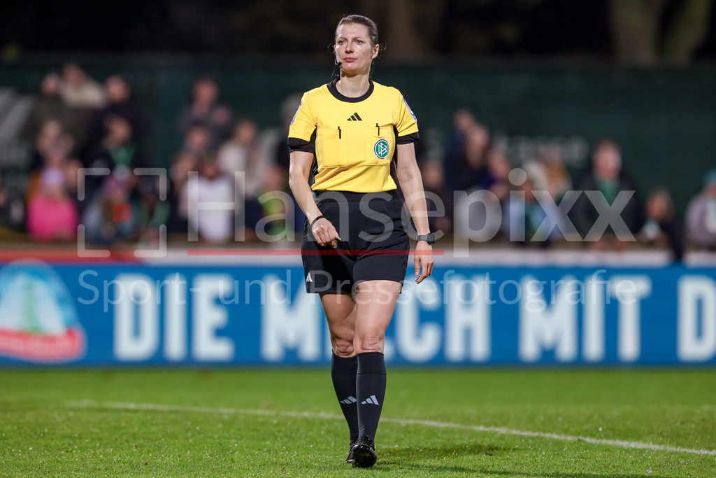 Fussball, Google Pixel Frauen-Bundesliga, SV Werder Bremen - RB Leipzig | Schiedsrichterin Annika Kost, Freisteller, Einzelbild, Ganzkörper, Aktion, Action, Spielszene, DIE DFB-RICHTLINIEN UNTERSAGEN JEGLICHE NUTZUNG VON FOTOS ALS SEQUENZBILDER UND/ODER VIDEOÄHNLICHE FOTOSTRECKEN. DFB REGULATIONS PROHIBIT ANY USE OF PHOTOGRAPHS AS IMAGE SEQUENCES AND/OR QUASI-VIDEO.
